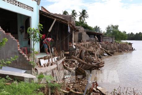 Sạt lở bờ sông nhấn chìm 9 căn nhà 