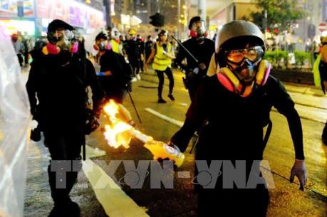 Người biểu tình quá khích phá hoại trang thiết bị Sân bay Quốc tế Hong Kong