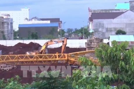 Giàn giáo đổ sập bất ngờ, 2 công nhân nhập viện cấp cứu