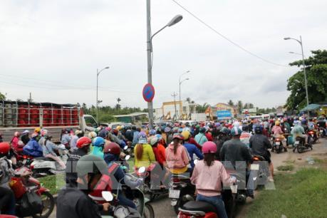 Bến Tre: Cầu Rạch Miễu ùn ứ giao thông ngày mùng 2 Tết