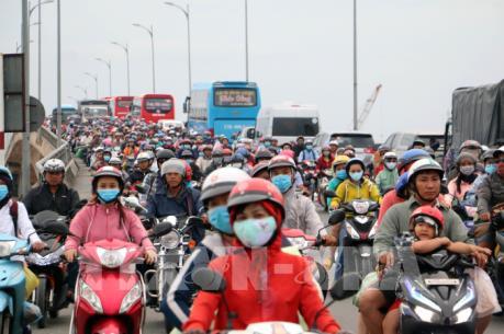 Kẹt xe hơn 4km, trạm thu phí cầu Rạch Miễu xả trạm