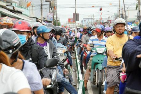 Người dân trở lại sau kỳ nghỉ lễ, giao thông ùn tắc tại nhiều cửa ngõ