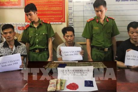 Bắt quả tang ba đối tượng vận chuyển 22 bánh heroin