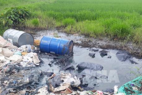 Tái diễn nạn đổ trộm hóa chất, chất thải độc hại trên Đại lộ Thăng Long