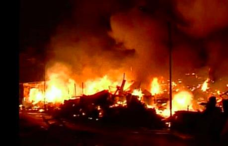 Nổ nhà máy pháo làm hàng chục người thiệt mạng và mắc kẹt