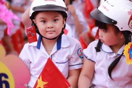 Honda tặng gần 2 triệu mũ bảo hiểm cho học sinh lớp Một cả nước