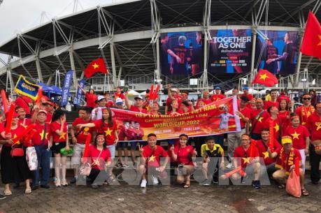 Cổ động viên Việt Nam đến Sân vận động Thammasat tiếp lửa cho đội tuyển