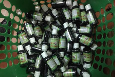 Vĩnh Phúc tạm giữ hơn 600 chai tinh dầu thuốc lá