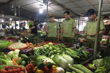 Quản lý thị trường Hà Tĩnh kiểm soát chặt thị trường mùa mưa bão