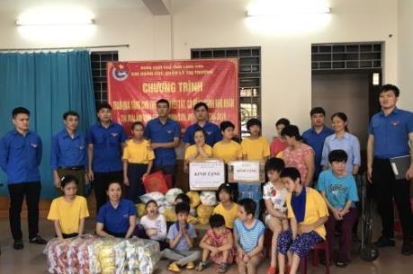 Đoàn thanh niên Cục Quản lý thị trường Lạng Sơn tặng quà tại mái ấm Vinh Sơn