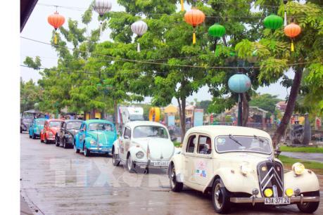 Độc đáo màn trình diễn xe cổ tại thành phố Hội An