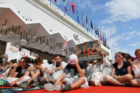 Biến đổi khí hậu: Hàng trăm người biểu tình "xâm chiếm" thảm đỏ Venice