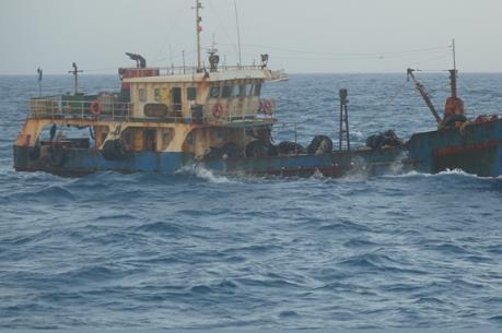 Tạm giữ 35.000 lít dầu không rõ nguồn gốc trên vùng biển Quảng Ninh và Hải Phòng