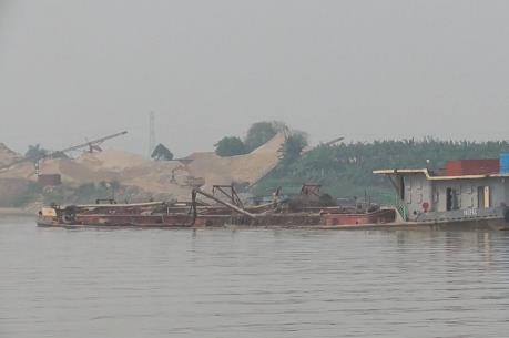 Hưng Yên bắt 2 tàu khai thác cát trái phép trên sông Hồng
