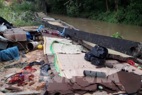 Tường rào nhà máy bất ngờ đổ sập trong đêm, 3 người tử vong