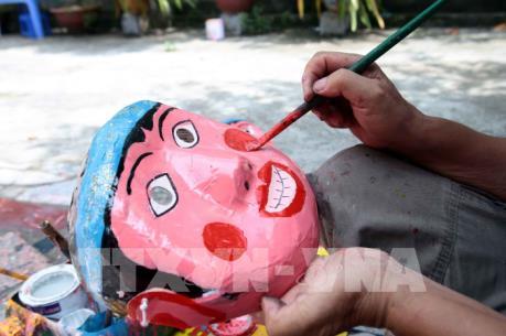 Những người giữ hồn Trung Thu truyền thống: Bài 2- Giữ nghề làm mặt nạ giấy bồi