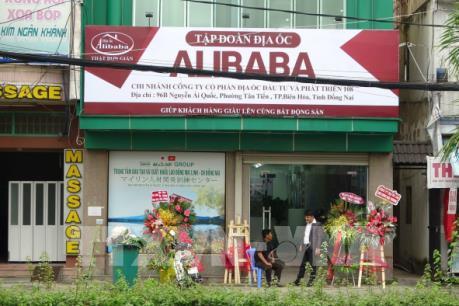 Phạt 15 triệu đồng, buộc tháo dỡ biển hiệu trái phép của CTCP địa ốc Alibaba