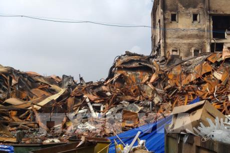 Những hình ảnh đầu tiên về việc tẩy độc khu vực nhà xưởng bị cháy của Công ty Rạng Đông