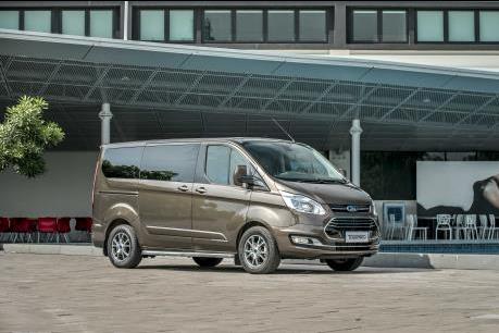 Ra mắt Ford MPV Tourneo gồm 2 phiên bản, giá từ 999 triệu đồng
