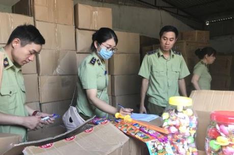 Bắt giữ khối lượng khủng hàng hóa Trung Quốc đang "tuồn" vào Hà Nội