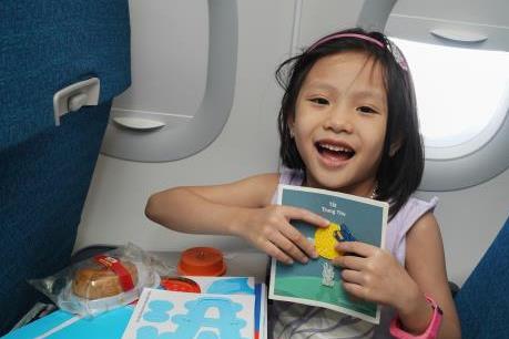 Hành khách nhí đón Trung Thu trên chuyến bay Vietnam Airlines