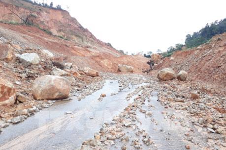 Thiếu kinh phí, đường tránh đèo Văn Rơi ngập chìm trong đất đá