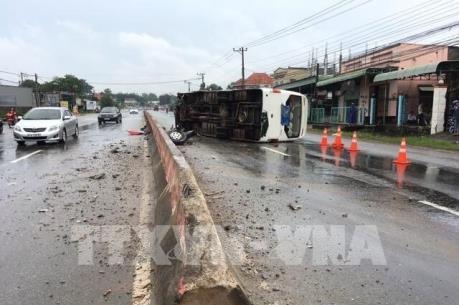 Xe khách tông dải phân cách, lật ngang giữa đường