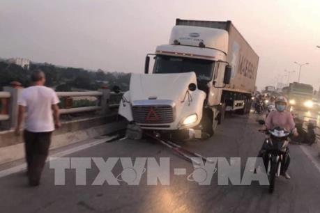 Tìm kiếm nạn nhân mất tích trong vụ tai nạn giao thông trên cầu Thanh Trì