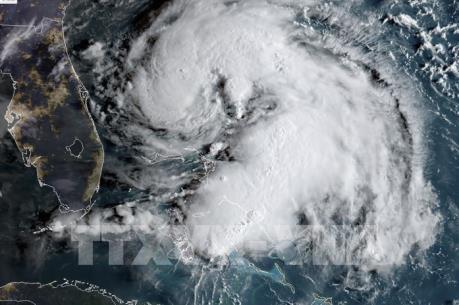 Bão Humberto đe dọa vùng ven biển Đông Nam nước Mỹ