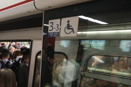 Tàu điện ngầm bị trật bánh tại Hong Kong (Trung Quốc)