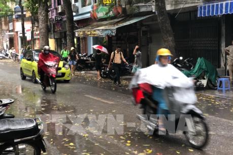 Thời tiết thay đổi đột ngột, Hà Nội chuyển mưa giông, nhiệt độ giảm đáng kể