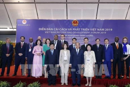 Thủ tướng tiếp các chuyên gia quốc tế dự Diễn đàn Cải cách và Phát triển Việt Nam 2019