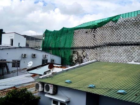 Tháo dỡ bức tường chắn cao 12 mét nằm cạnh khu dân cư