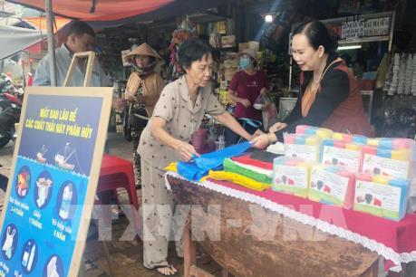 Người phụ nữ kiên trì đưa túi nilon tự hủy vào chợ truyền thống