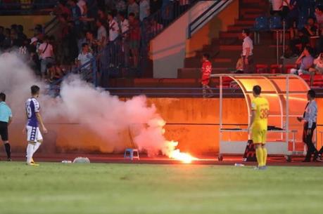 Vụ đốt pháo sáng trên sân Hàng Đẫy: Khởi tố, tạm giam bị can