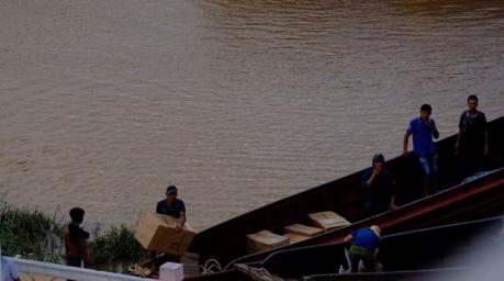 Lắp hàng rào chống buôn lậu dọc bờ sông biên giới Ka Long