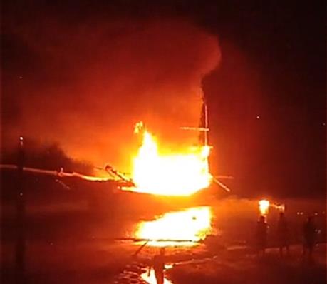 Nổ tàu cá, 8 người thương vong và mất tích