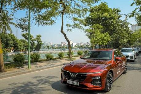 Dàn xế sang VinFast Lux dạo phố giữa tiết thu Hà Nội