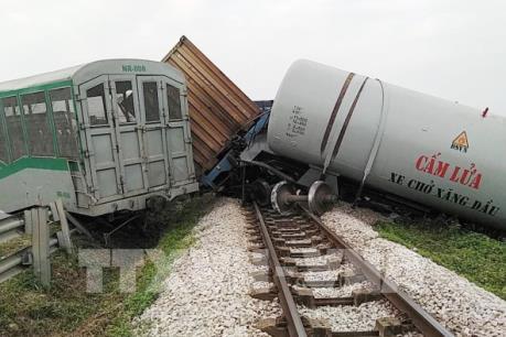 Tông phải xe tải, bốn toa tàu hàng bị lật