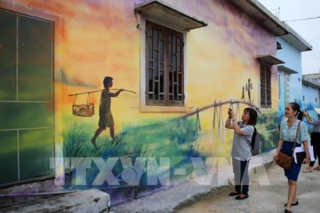 Làng chài Ngư Mỹ Thạnh hút khách từ những bức bích hoạ