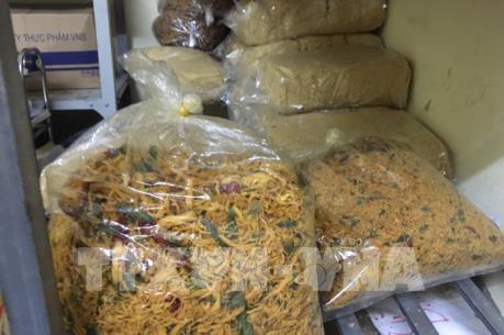 Phát hiện lượng lớn cơm cháy, khô gà không rõ nguồn gốc
