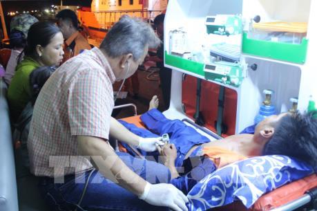 Cấp cứu ngư dân nguy kịch do dây lưới đứt quật vào người