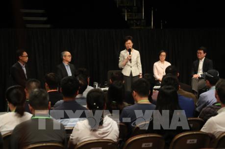 Bà Lâm Trịnh Nguyệt Nga tiến hành cuộc đối thoại cộng đồng đầu tiên