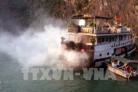 Tàu du lịch trên vịnh Hạ Long bất ngờ phát hiện đám khói