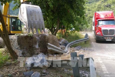 Đá khối lượng hàng chục tấn lăn xuống quốc lộ 279