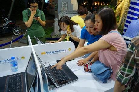 Người dân Hà Nội đón thu tại  Vietnam Airlines Festa 2019