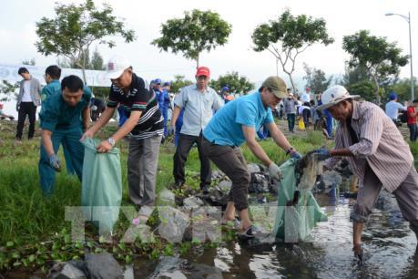 Hơn 2.000 người tham gia làm sạch môi trường biển Đà Nẵng
