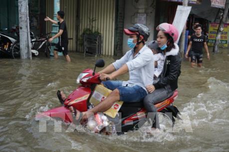 Nhiều tuyến đường ở thành phố Long Xuyên ngập sâu vì triều cường