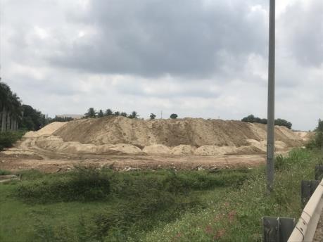 Bãi trữ cát khổng lồ không phép đe dọa an toàn giao thông quốc lộ 1A