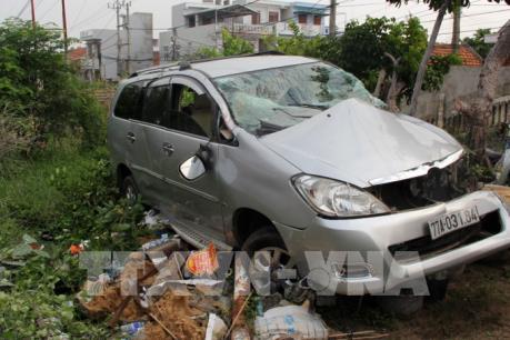 Tàu hỏa đâm xe ô tô 7 chỗ tại Phú Yên